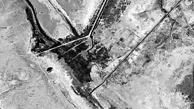 SustainHistory's tweet photo. Locating Al-Qadisiyyah:
Mapping Iraq's Most Famous Early #ArabIslamic-#ConquestSite, 30Km south of Kufa
In AD 636/637 the Arab Muslims & Sasanian Empire fought a battle between the fertile #Mesopotamian floodplain & the desert.
Upon analyzing the images, which were taken in 1973 by a U.S. satellite system named KH-9 (Hexagon), the team found remnants of a 1,400-year-old settlement.
This helped them match the site to the lost location of the Battle of #AlQadisiyyah,
It proved decisive for the Arab-Islamic conquest of Mesopotamia, Persia and beyond & thus holds huge cultural significance in the #ArabWorld.
https://t.co/HVvecw4Vdp