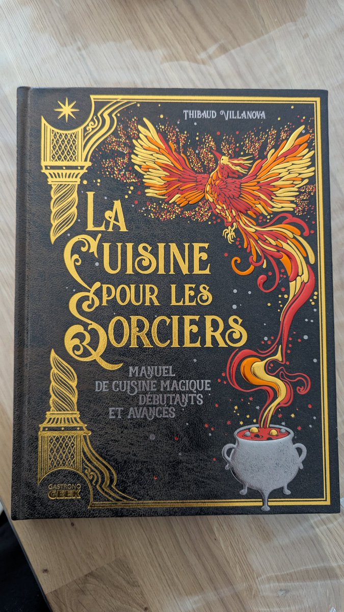 MaelConan's tweet photo. Le livre "La cuisine pour les sorciers" de @Gastronogeek vient juste d'arriver et il est ma-gni-fique ! 🤩

La seule petite déception c'est que le pin's des contreparties était planté dans la tranche de l'ouvrage 😅😕🤷‍♂️ https://t.co/O7xcWJ41rp