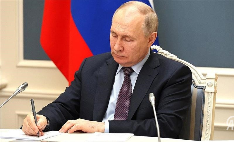 GlobeEyeNews's tweet photo. BREAKING:

Russian President Putin has signed a law removing the Taliban from the list of terrorist organizations. https://t.co/37LYZWwuvp