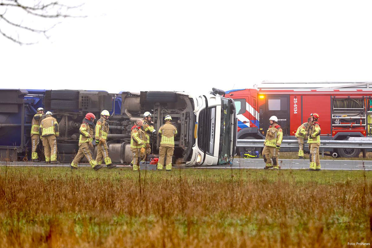 Gekantelde vrachtwagen op N50 bij Ens