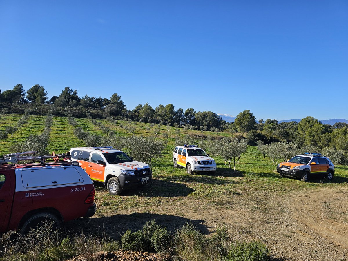 Coordinadora_AV's tweet photo. Diferents AVPC #ProteccióCivil de #Catalunya estan treballant a la recerca d'una persona desapareguda de 83 anys a #Garriguella @AjGarriguella, conjuntament amb @bomberscat i @mossos. 
@Coordinadora_AV https://t.co/5oa5DcSJQx