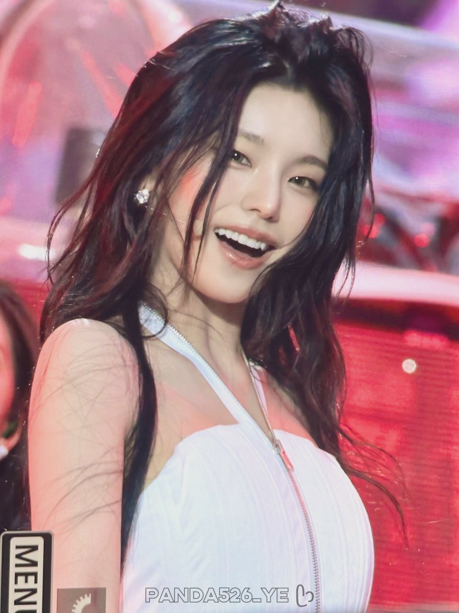 A living doll… she’s stunning #yeji
