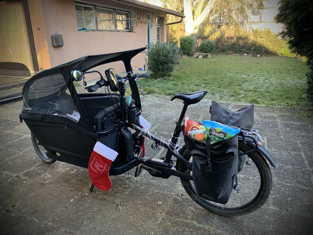 LBiclou's tweet photo. Oui mais comment y font les cycliss’ pour faire les courses de nouvel an pour plus de 10 personnes, hein? #SolutionVelo évidement 🚲👍🏻🥳🎊 https://t.co/pWNClwchoh
