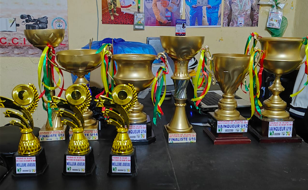 SBetsenAcademy's tweet photo. Qui remportera ces belles coupes ? 🏆🏉🇲🇱
Cet après-midi, les écoles de rugby de Bamako se rencontreront pour un grand tournoi organisé par la #SBAMali.
C'est grâce au soutien financier de @canalplus #Mali que ce tournoi peut voir le jour. Merci !
https://t.co/DKZXaGcubr https://t.co/is4eXDbx7k