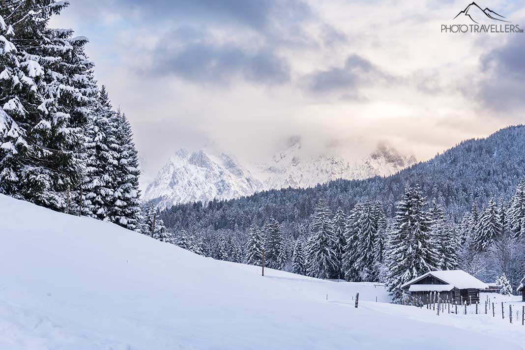 Wir sind am 24. Dezember zu unserer traditionellen Weihnachtswanderung aufgebrochen. Dieses mal ging es zur Elmauer Alm. Die kurze und auch für Anfänger bestens geeignete Tour führt durch ein echtes Winterwunderland mit grandiosen Ausblicken. phototravellers.de/elmauer-alm-wi… #Wanderlust