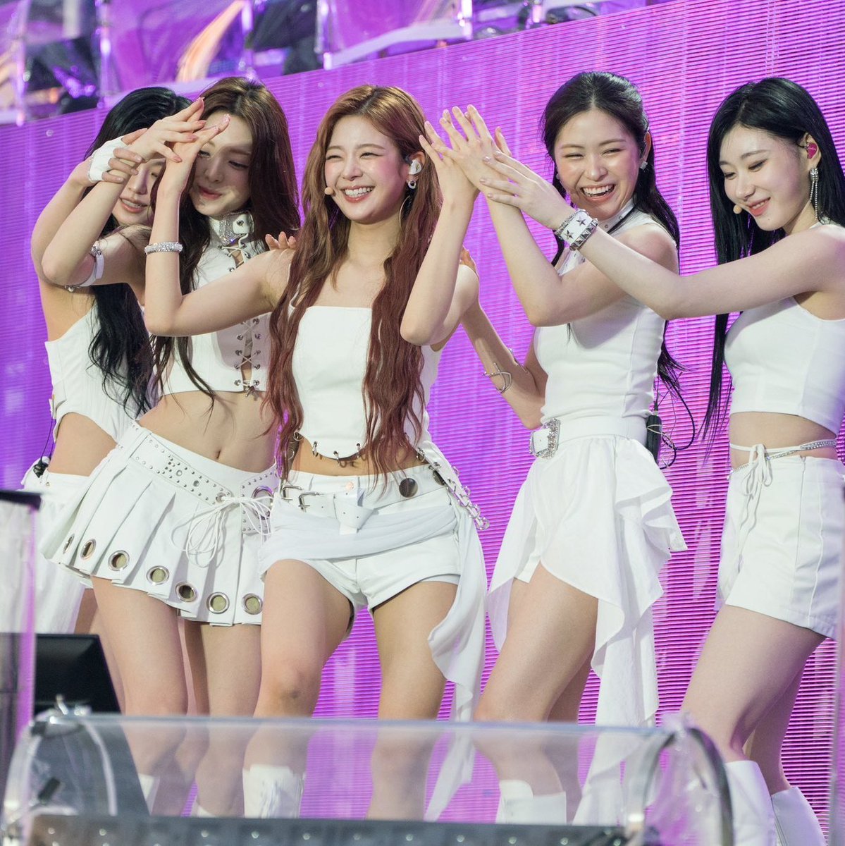 MIDCYS's tweet image. oh i love itzy so much 😭😭😭