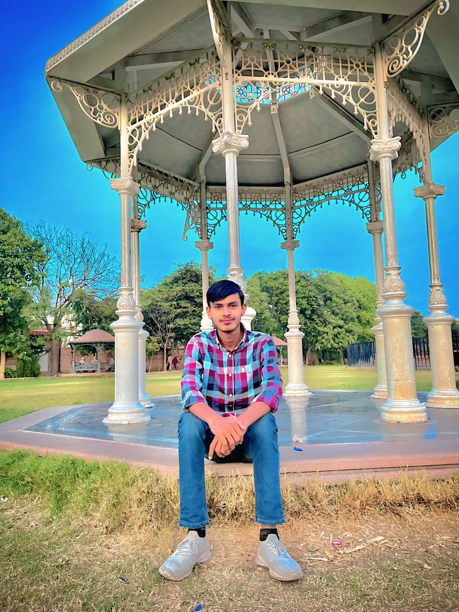 रास्ते मुश्किल है पर हम मंज़िल ज़रूर पायेंगे,

ये जो किस्मत अकड़ कर बैठी है इसे भी ज़रूर हरायेंगे…।