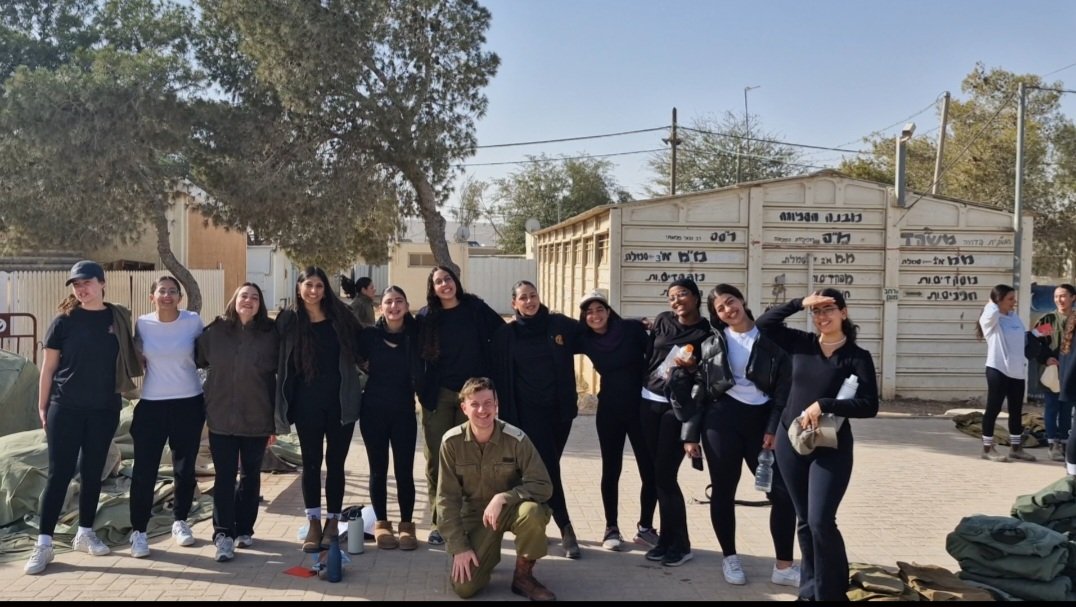 אז השבוע אחרי שנתיים חזרתי לפלוגה שלי, ישנתי 5 שעות בלילה ועמדתי מהבוקר עד הלילה על הרגליים כשמאחוריי 11 נערות מהממות ואמיצות שנותנות תקווה שאחרי הכל, יכול להיות שמתישהו יהיה פה טוב
זר לא יבין❤️