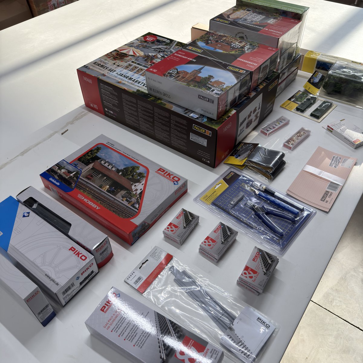 JModelisme's tweet photo. 🚂 Les nouveautés sont en gare ! 🚂
👉 Découvrez-les ici : https://t.co/qPMBYAeUZ7
💨 Ne ratez pas ces pépites : rendez-vous en boutique ou commandez en ligne dès maintenant ! ⏳
#ModélismeFerroviaire #Nouveautés #PassionTrain https://t.co/aAmiP96wUm