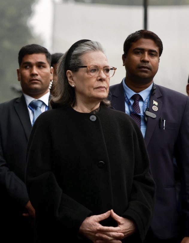 Supriya23bh's tweet image. Congress Parliamentary party चेयरपर्सन श्रीमती सोनिया गांधी जी ने पूर्व प्रधानमंत्री Dr #ManMohan Singh जी को भावभीनी श्रद्धांजलि दी …