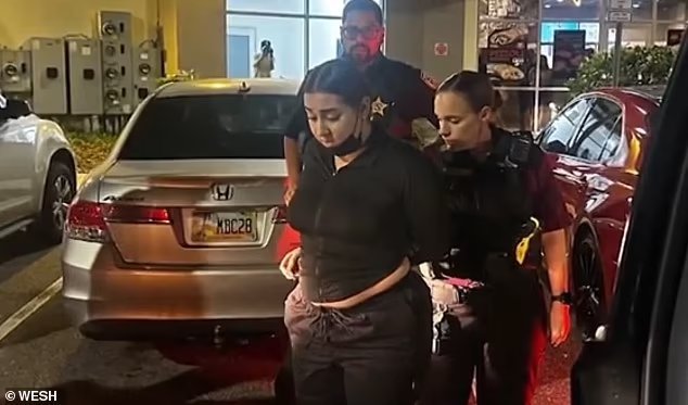EdrianMangual's tweet photo. Pizza delivery worker stabs pregnant customer 14 times over lousy tip

Original cctv video 📸👇
https://t.co/NdLQkwoaXL… https://t.co/J4CoHbch5r