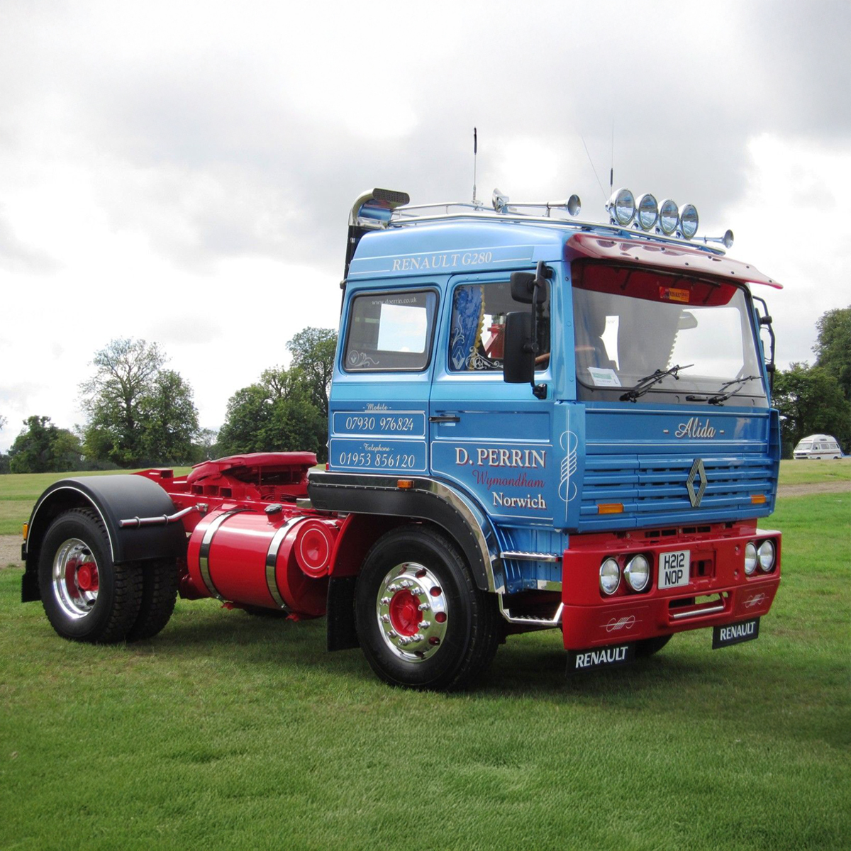 RenaultTrucksEs's tweet photo. [CLASSIC SATURDAY]

La tractora Renault G280 es un referente de fiabilidad y fuerza. 

Con su potente motor, esta tractora demostró su capacidad para enfrentar los retos más exigentes en la carretera. 

#RenaultTrucks #ClassicSaturday #CamionesDeLeyenda #HistoriaEnLaCarretera https://t.co/xFbBa4NwNJ