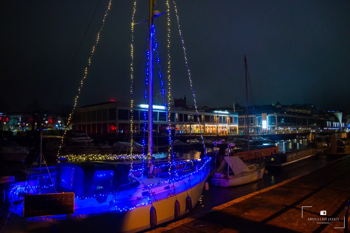 abdullahj's tweet photo. Sleigh what?! It’s Christmas already? 🎅🎄 (Pt.3)

#photography #photooftheday #dslr #nikon #nikonphotography #street #streetphotography #christmas #holidays #festive #christmaslights #bristol #uk #streetphotographer #explore #travel #lights #santa #harbourside #boats #riveravon https://t.co/el2VnTebBn