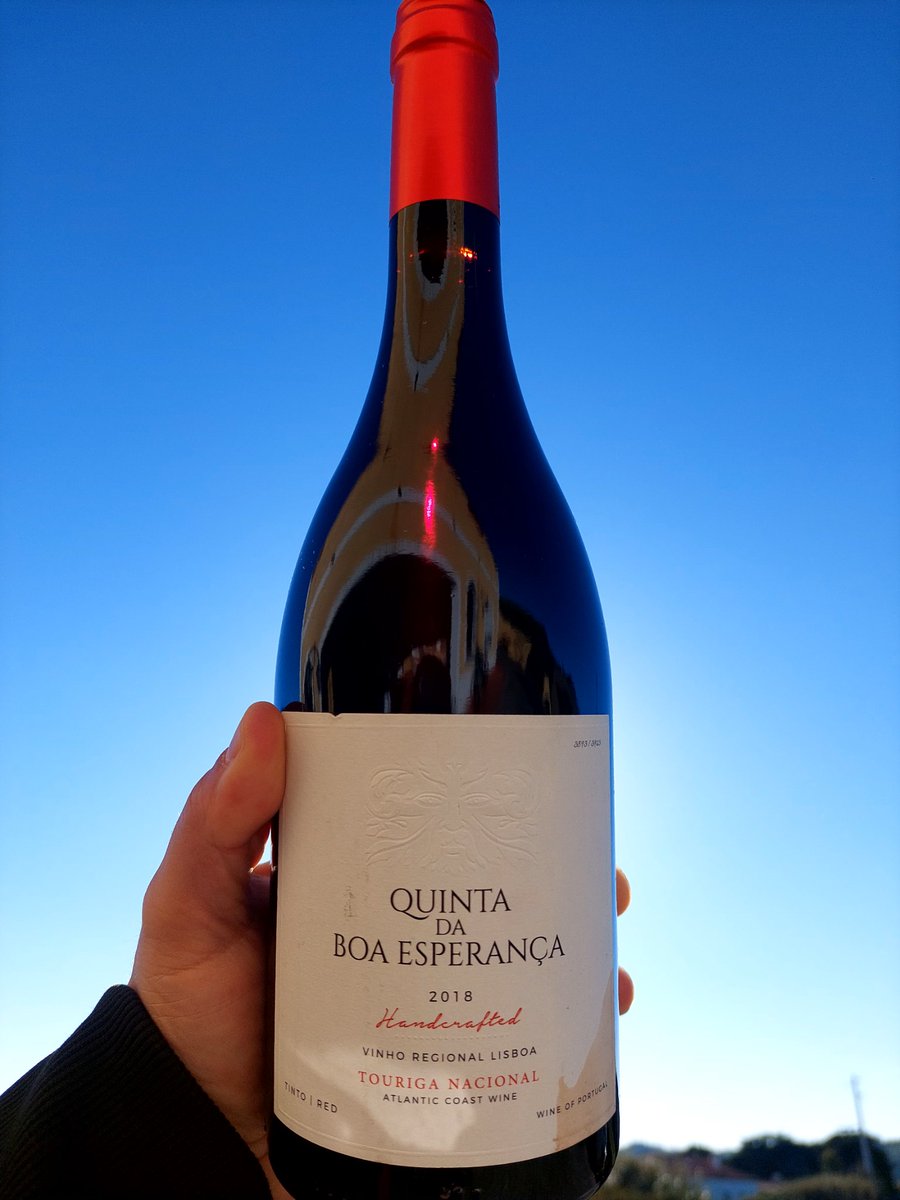 TrigueiroPedro's tweet photo. #vinhamento Muita ladaínha no contra-rótulo remete ao A. Lobo Antunes: so artistas de merda precisam de dar grandes entrevistas pra justificar uma obra menor. E este #tinto confere: antes vinho a granel do que mal engarrafado. #touriganacional mas das Tormentas vs Boa Esperança. https://t.co/1FsBv3fIRq