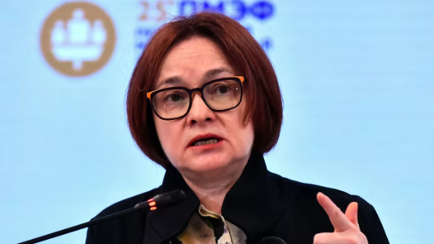 LaRusiaReal's tweet photo. Elvira Nabiullina, la presidenta del Banco Central de Rusia, se encuentra en medio de una tormenta ideológica.
Sostiene que la economía Rusa no puede perdurar sin la ayuda del Fondo Monetario Internacional, una noción a la que se oponen amargamente los conservadores de Moscú, que todavía se deleitan en el pasado del país libre de deudas. Sus intentos de abordar el tema se han topado con la feroz resistencia de los partidarios de la línea dura del Kremlin, lo que la ha dejado políticamente asediada.
¿La ironía? El FMI, receloso de los enredos geopolíticos, probablemente tenga poco apetito por esta saga. Por supuesto, el camino más claro para salvar la economía de Rusia no es un rescate del FMI. Es poner fin a la guerra. Pero ni siquiera la paz borrará los daños de la noche a la mañana.
Foto: @AFP