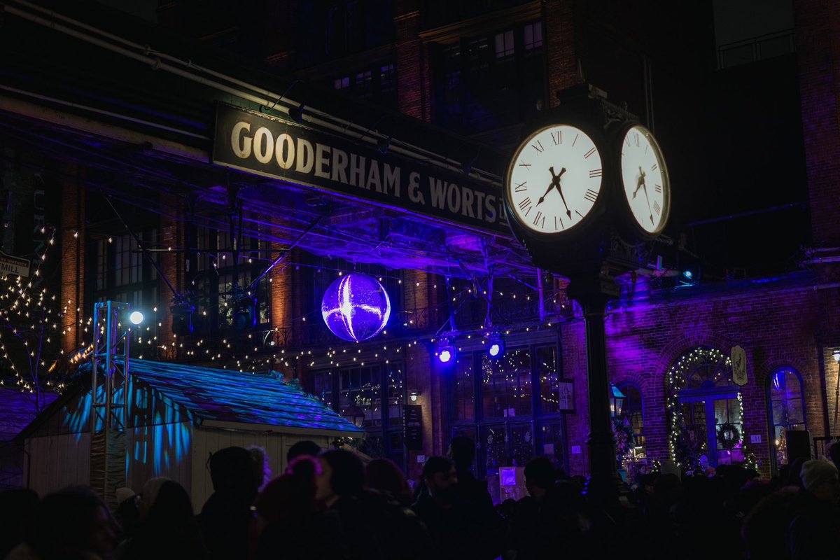 A few holiday favorites (so far) 🎄 

📍 Featuring: @distilleryto 
@donutprincessto 
<a href="/districtpizzato/">districtpizzato</a> 

#torontophotography #holidayphotos #christmasphotography #moodyphoto #nikonzf