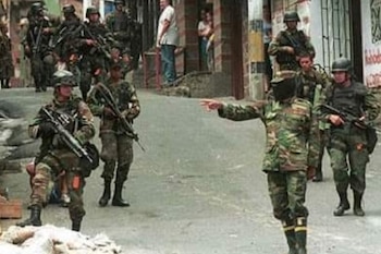 Uribe no llevó emprendimiento ni empleo a la comuna XIII, no llevó escuelas ni sedes universitarias, tampoco hospitales, ni centros culturales ni escenarios deportivos, no llevó cultura, es que ni siquiera instaló un CAI, ¡NO! Uribe le entregó la comuna XIII a los paramilitares.