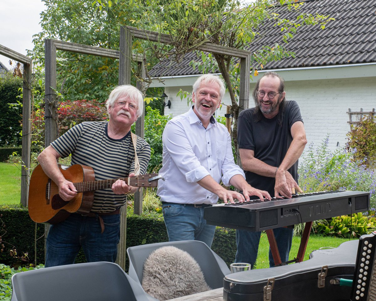 Einde van een tijdperk: Rien de Bruin neemt na veertig jaar afscheid van The Amazing Stroopwafels. Dank voor de vele optredens en in het bijzonder die ene keer bij mij thuis in Almelo! Het ga je goed. <a href="/AmazingStroop/">Amazing Stroopwafels</a> #cultuur #fan