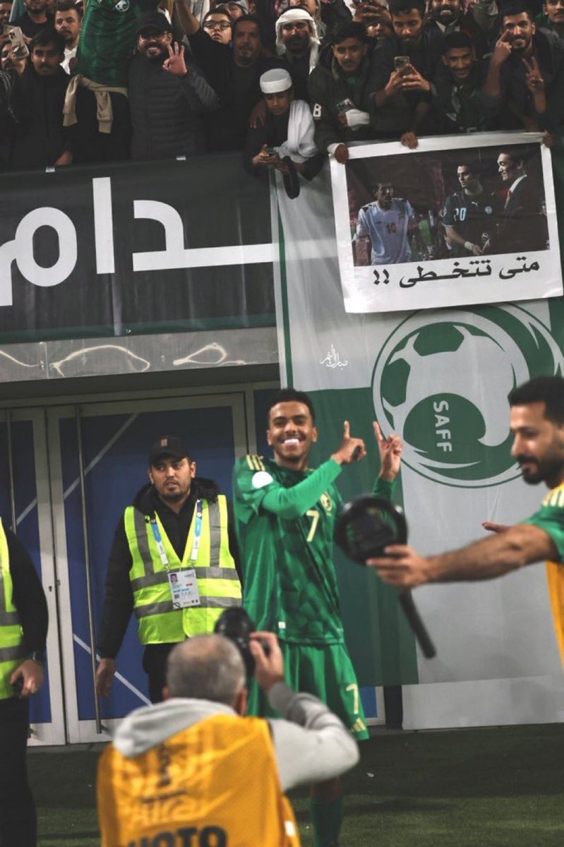 DieBorussen9's tweet image. من فترة ما شفنا منتخبنا يلعب بهالروح والحماس صراحة اشكر يونس محمود على تصريحه، زاد الضغط على لاعبي العراق وبالمقابل حفز لاعبينا يدخلون المباراة برغبة الفوز وإسكاته

عقبال البطولة 💚