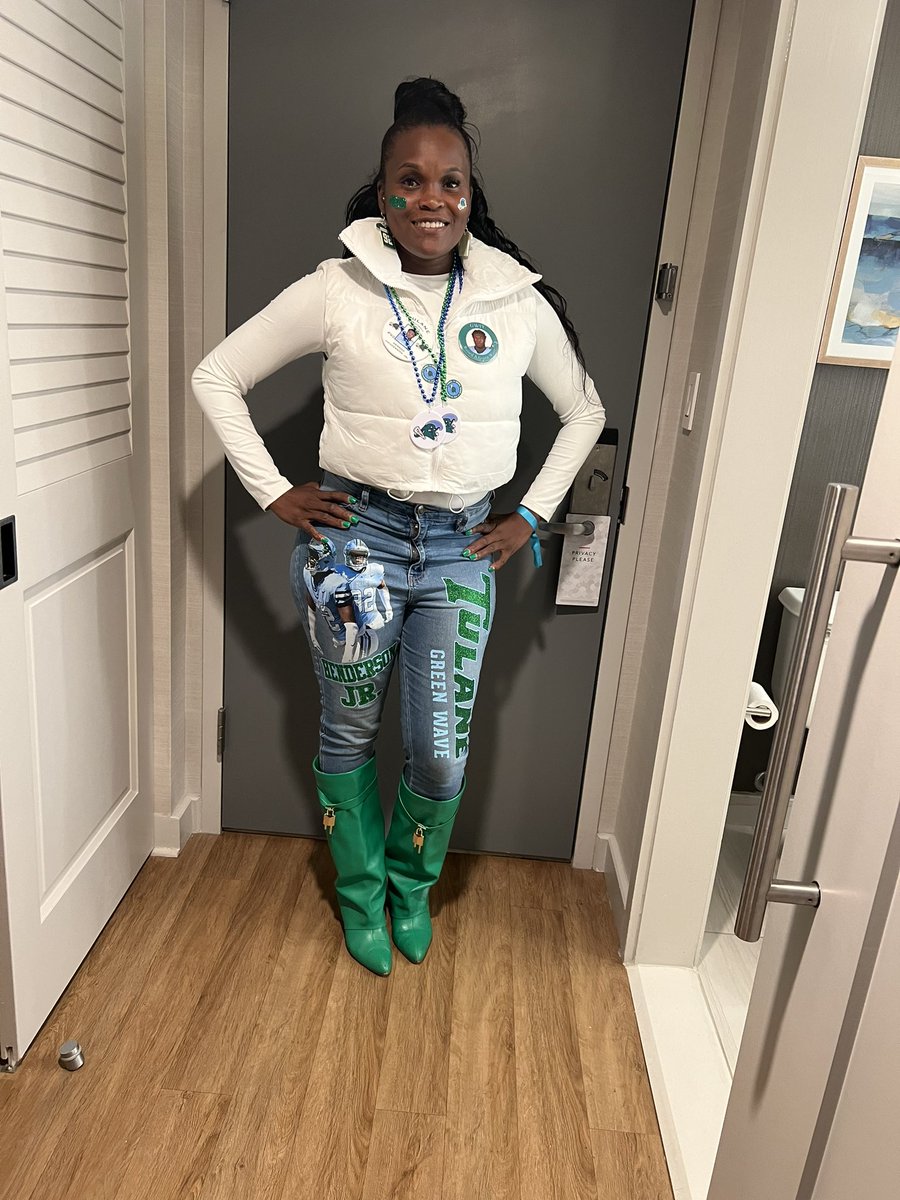 4 of my fav football mom looks this year #rollwave 💙💚