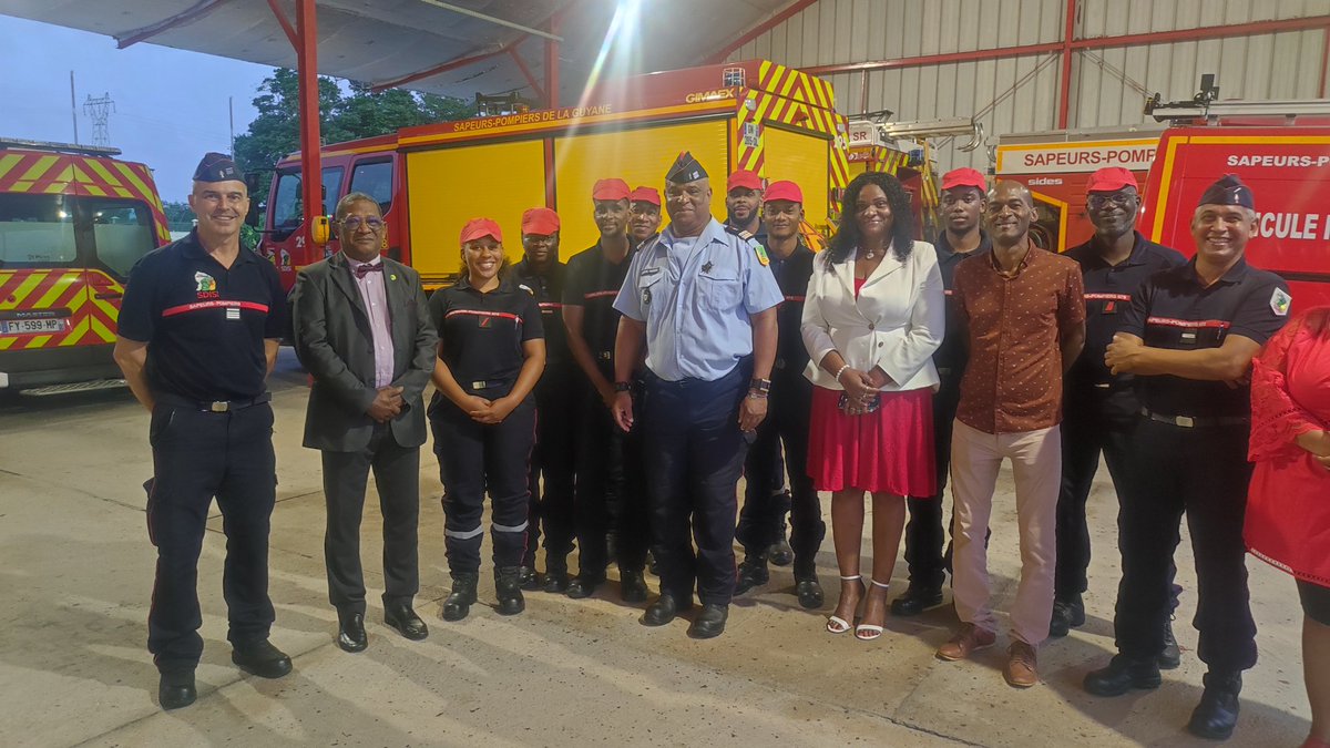 Sdis973's tweet photo. Soiree de Noel🧑🎄🌲 les élus @CTdeGuyane a la rencontre des 🧑🚒@Sdis973 du #CIS 🏣 #macouria en presence du Lt Cl Jean-Albert LAMA https://t.co/QfXHIQAoMn