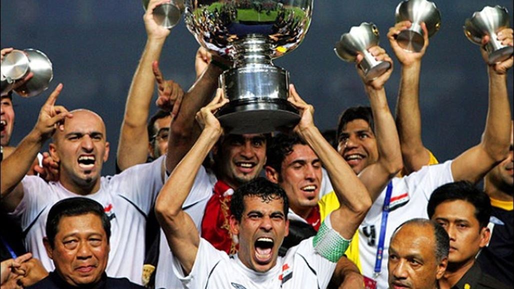 IraqXtra_ar's tweet photo. علي البليهي ليونس محمود: ما عرفناك الا يوم جيت السعودية 

يذكر ان يونس محمود 'جا السعودية' في عام 2013 
بينما هذه الصورة في عام 2007 وضد المنتخب السعودي 😂 https://t.co/dCLHwJKZpn