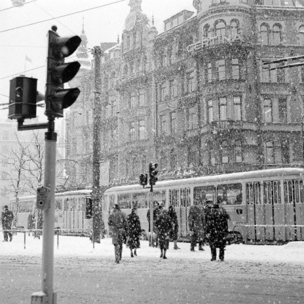 BrentToderian's tweet photo. “Many Swedish cities, including #Stockholm, prioritize snow clearance very differently. They now clear walkways &amp; bike paths first, especially those near bus stops &amp; primary schools. Next, they clear local roads, &amp; then, finally, highways.” https://t.co/B2b4LNmT1k https://t.co/ifAgDuOKWx