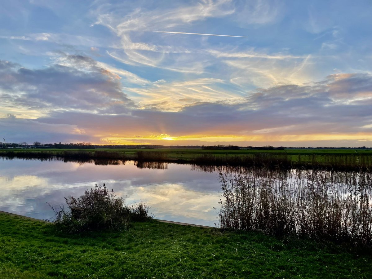 JanBertHeinen's tweet image. Wat de toekomst brengen moge, mij geleidt des Heren hand; moedig sla ik dus de ogen naar het onbekende land. Leer mij volgen zonder vragen; Vader, wat Gij doet is goed! Leer mij slechts het heden dragen met een rustig kalme moed!. Een goede #zondag en jaarwisseling toegewenst!