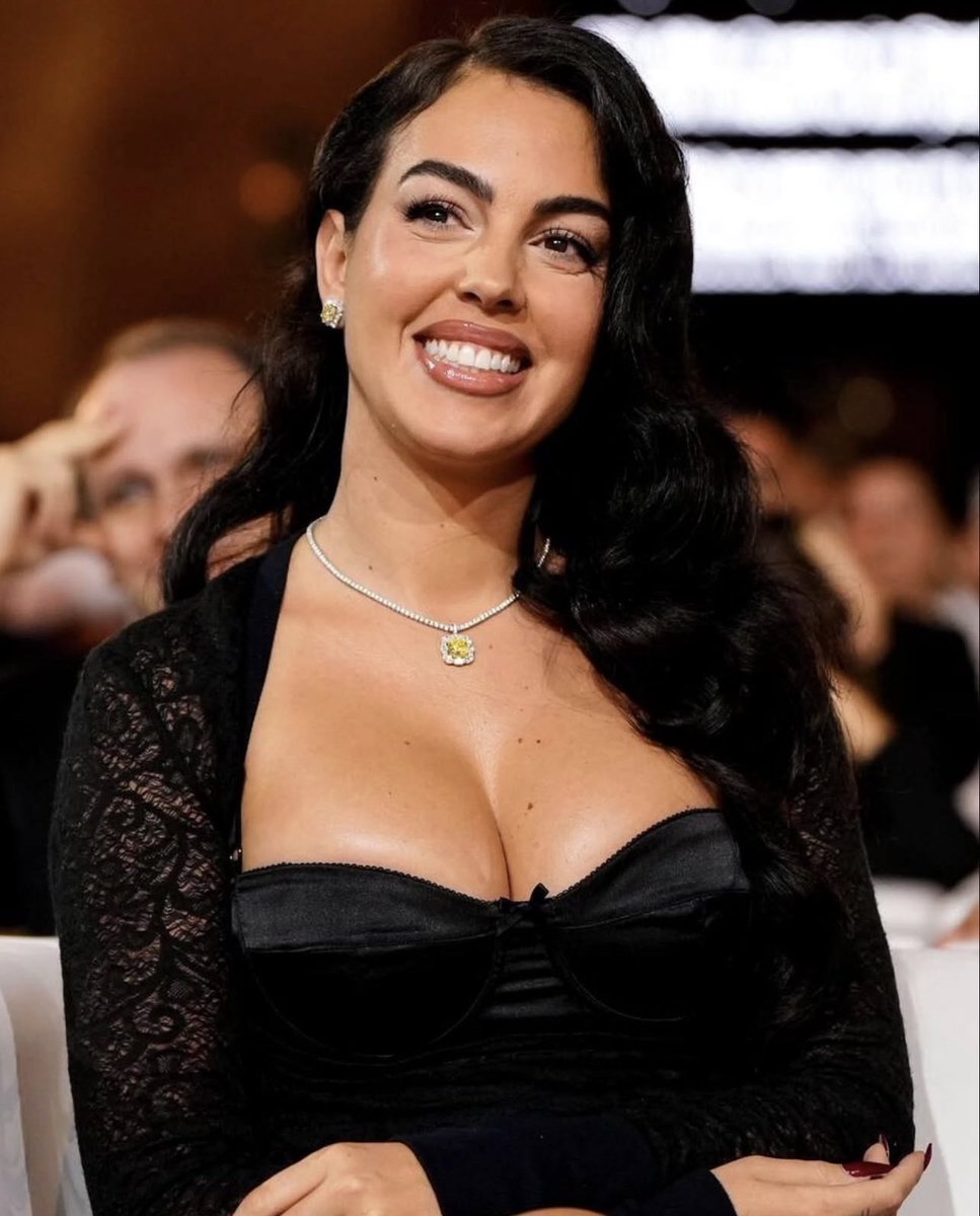 اهههه جمال العظيمة مامي جورجينا مو طبيعي ✨💕