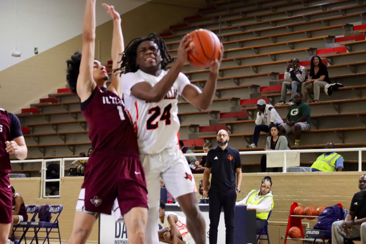 North Dallas and ILT Arlington faced off in the silver bracket consolation final Saturday at Forester Field House. Bulldogs won 75-68. #PlayBIGDallas #DallasHolidayHoops