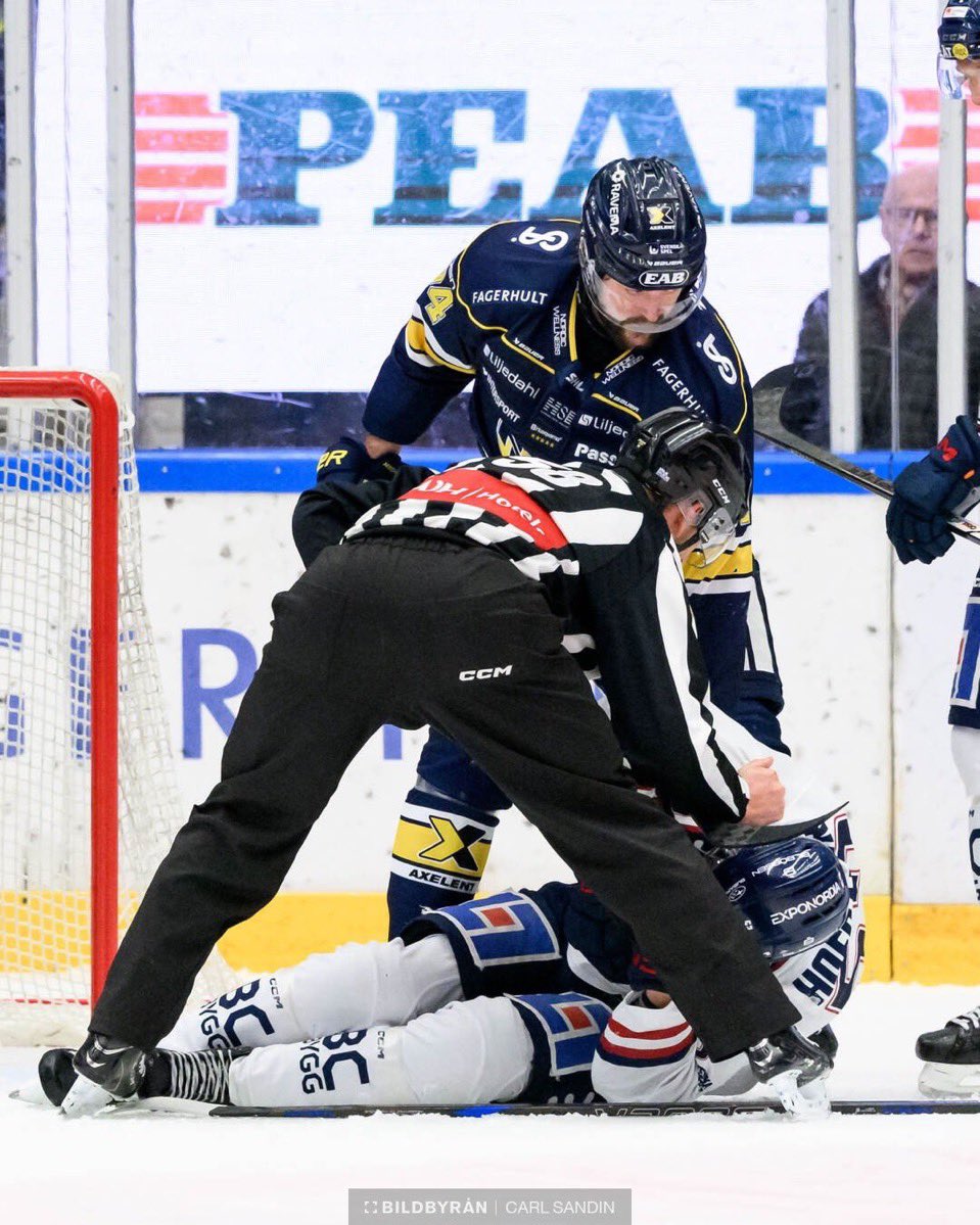 LinusAllvin's tweet photo. Har LHC rest sig än? #HV71 https://t.co/MRubxcl9L3