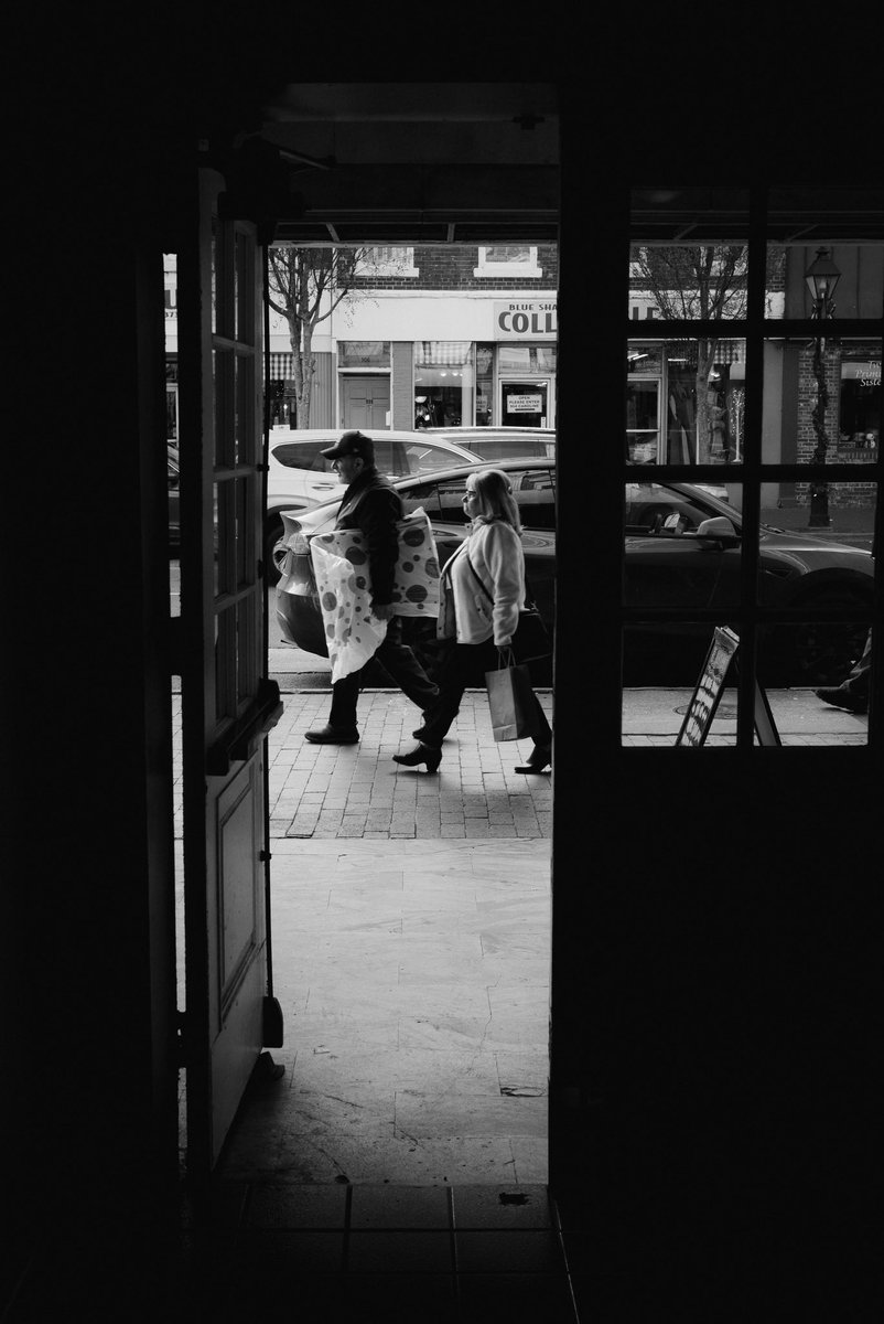 DB_sarcastico's tweet photo. A nice walk on the first Friday after Christmas.
.
.
.
.
#streetphotography #blackandwhitephotography #monochrome #candidphotography #peoplewatching #dailylife #rangefindercameras #reddotcamera #leicam262 #leicarangefinder #leicaM #zonefocus #downtown #fredericksburgva #FXBG #VA https://t.co/OeuJHbjUbo
