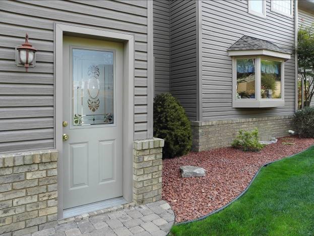 Is it time to replace your back or side door? Just because it's not on the front of your home doesn't mean you can't add some stylish features! This ProVia Legacy steel door features decorative glass and adds character you wouldn't expect on a side door.

westernproducts.com/steel-entry-do…
