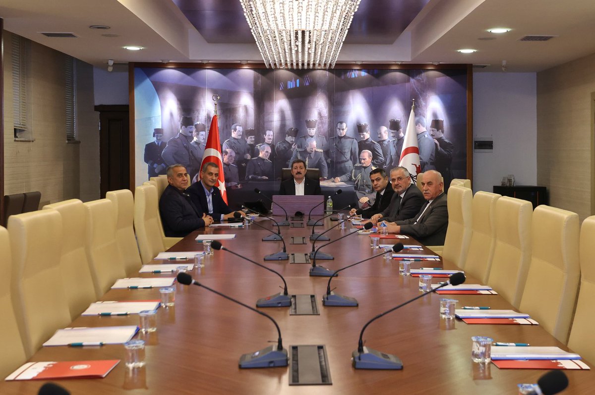 TCSamsunValilik's tweet photo. 📍#Samsun Valiliği

📌 #Bafra #SeraOSB Müteşebbis Heyeti Toplantısı ve Yönetim Kurulu Toplantısı, Valimiz Sayın @orhantavli_'nın başkanlığında gerçekleştirildi.

Toplantıda👇

✅️Yağmur suyu tahliyesi yapım işi,

✅ Dedeli Tarım Meslek Lisesi'ne yapılacak ek destekler,

✅ Yürütülen çalışmaların son durumları,

✅ Arsa tahsis başvuruları,

✅2025 yılı bütçesi görüşüldü.