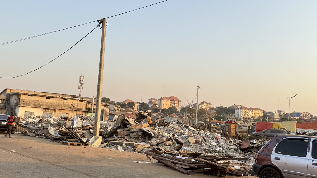 witterlims's tweet image. Démolition du marché de Kiroty à Nongo. J’ignore ce qui sera érigé à la place des échoppes, mais l’idéal serait d’en faire un parc urbain couvrant toute la zone qui part de l’école américaine au carrefour Kiroty. Je rêve très probablement.