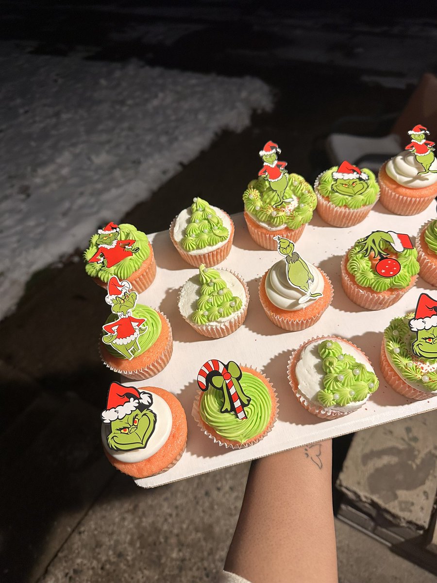 SweetRanaes's tweet photo. You’re a mean one Mr.Grinch🎄💚 

#sweetranaes #flintbaker #blackownedsmallbusiness #explorepage #smallbusinessbigdreams #baking #baker #flintmichigan #treatmaker #blackownedbusinesses #flintbaker #sweetranaes https://t.co/NbzsqhnN8x
