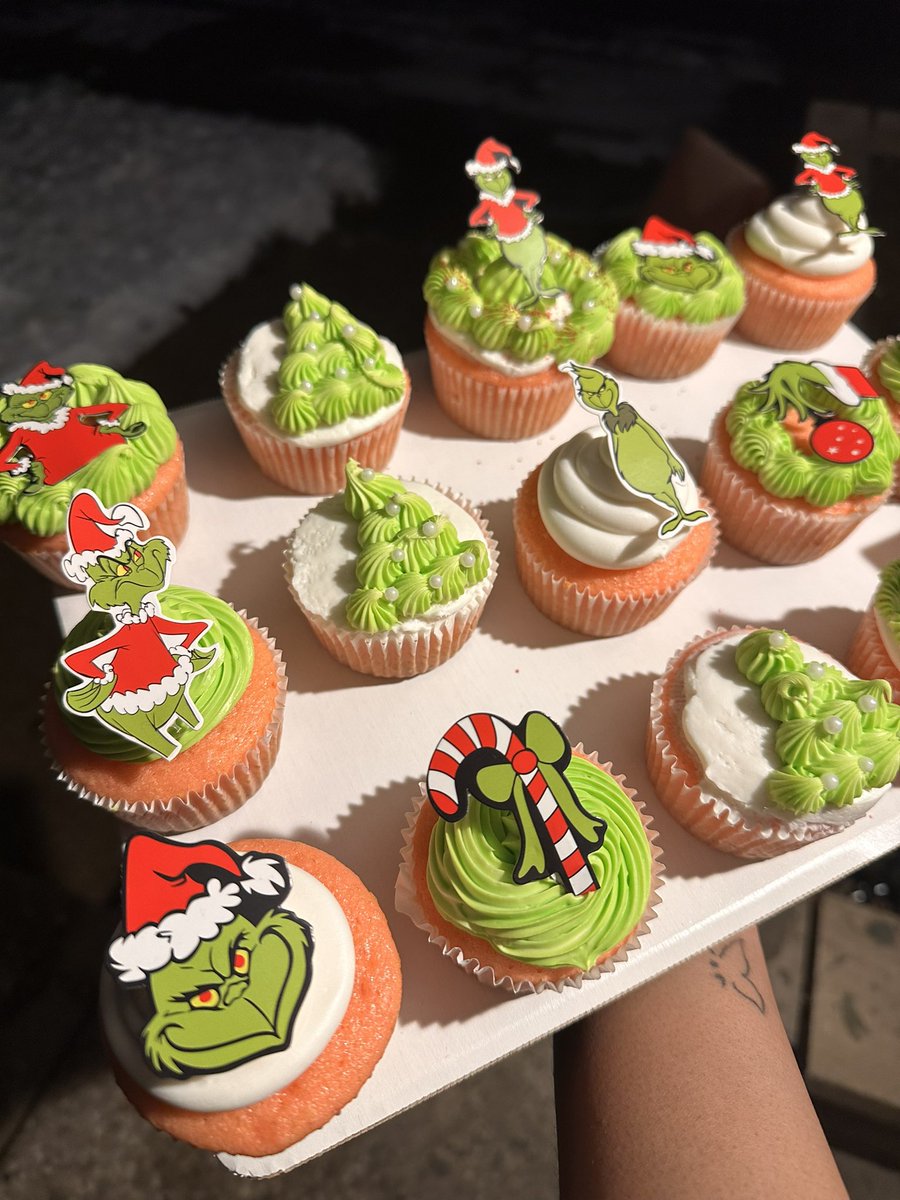 SweetRanaes's tweet photo. You’re a mean one Mr.Grinch🎄💚 

#sweetranaes #flintbaker #blackownedsmallbusiness #explorepage #smallbusinessbigdreams #baking #baker #flintmichigan #treatmaker #blackownedbusinesses #flintbaker #sweetranaes https://t.co/NbzsqhnN8x
