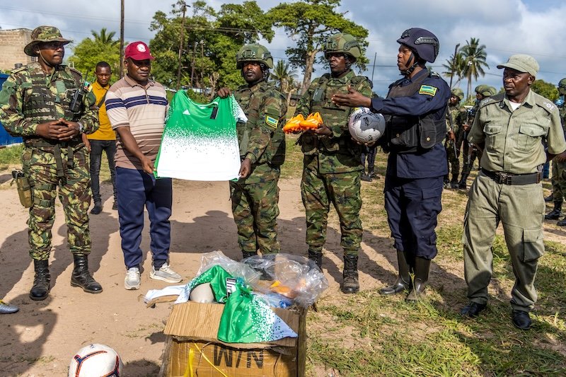 Azabatsinda's tweet image. Community spirit on display in Macomia, Mozambique! RSF, local citizens, and leaders united to clean and protect their environment. Such partnerships build healthier, stronger societies. #UnityForDevelopment