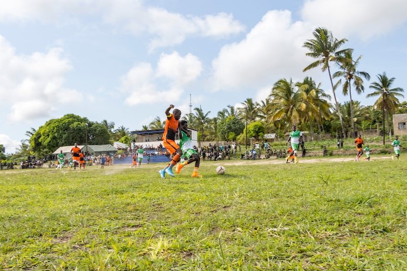Azabatsinda's tweet image. Community spirit on display in Macomia, Mozambique! RSF, local citizens, and leaders united to clean and protect their environment. Such partnerships build healthier, stronger societies. #UnityForDevelopment