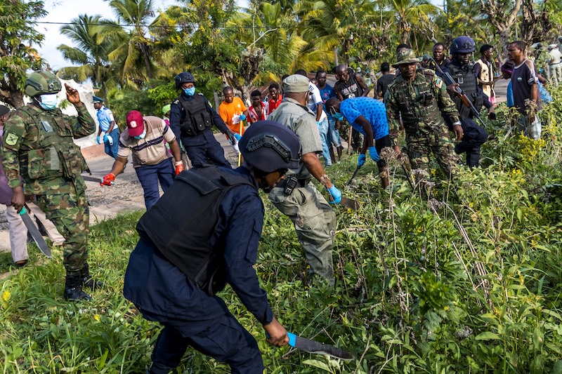 Azabatsinda's tweet image. Community spirit on display in Macomia, Mozambique! RSF, local citizens, and leaders united to clean and protect their environment. Such partnerships build healthier, stronger societies. #UnityForDevelopment
