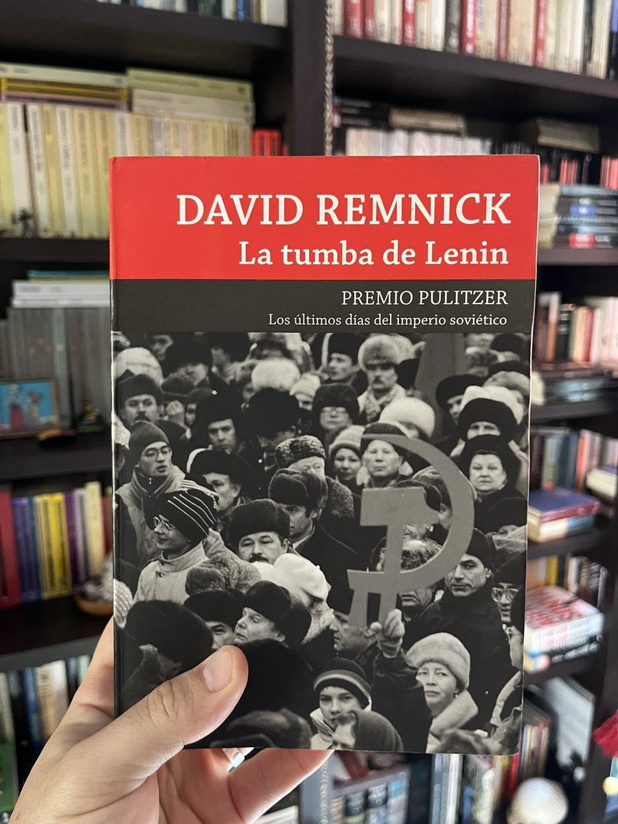 Remnick fue corresponsal en la URSS entre 1988 y 1992. Este libro es un enorme y nítido mural que describe las pulsiones del derrumbe de un imperio, narrado desde sus más lejanos rincones (y escondites). Un reportaje inmenso en todo sentido #noficción