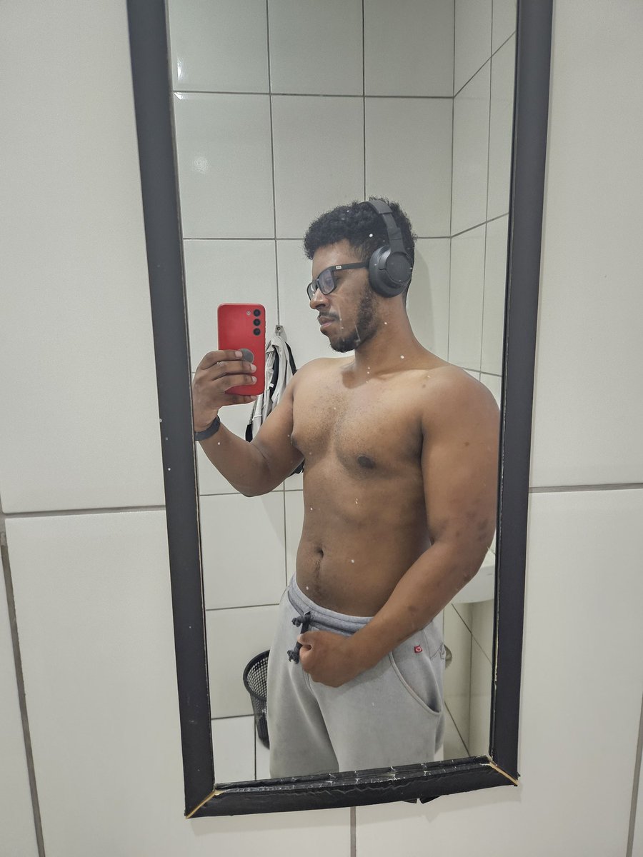 mc livinho de baixo orçamento tweet media