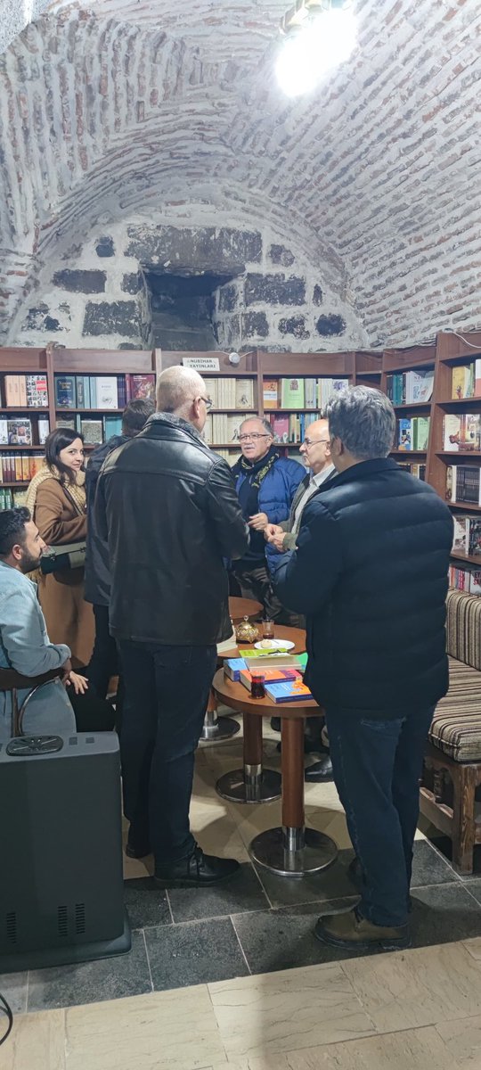 Yılın son imza&amp;söyleşisini tamamladık..
Katılımlarından dolayı kıymetli yazar  <a href="/SeyhmusDiken/">Şeyhmus Diken</a> ve tüm misafirlerimize teşekkür ederiz.. 📖 
Bol kitaplı günler dileriz ☺️