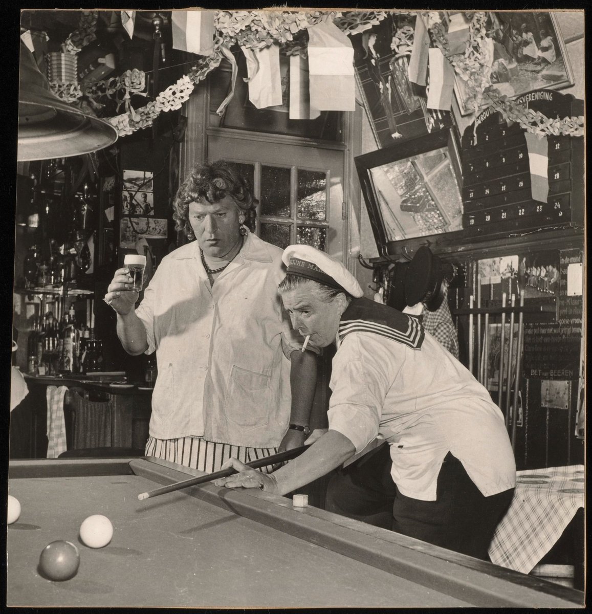 In ons themanummer 𝐄𝐞𝐮𝐰𝐢𝐠 𝐀𝐦𝐬𝐭𝐞𝐫𝐝𝐚𝐦 lees je 8 verhalen over de stad met 8 cruciale historische figuren in de hoofdrol. 
In de woeligste jaren van de vorige eeuw maakte 𝐁𝐞𝐭 𝐯𝐚𝐧 𝐁𝐞𝐞𝐫𝐞𝐧 een kleine queer capital van café ’t Mandje.
buff.ly/4hVmhet