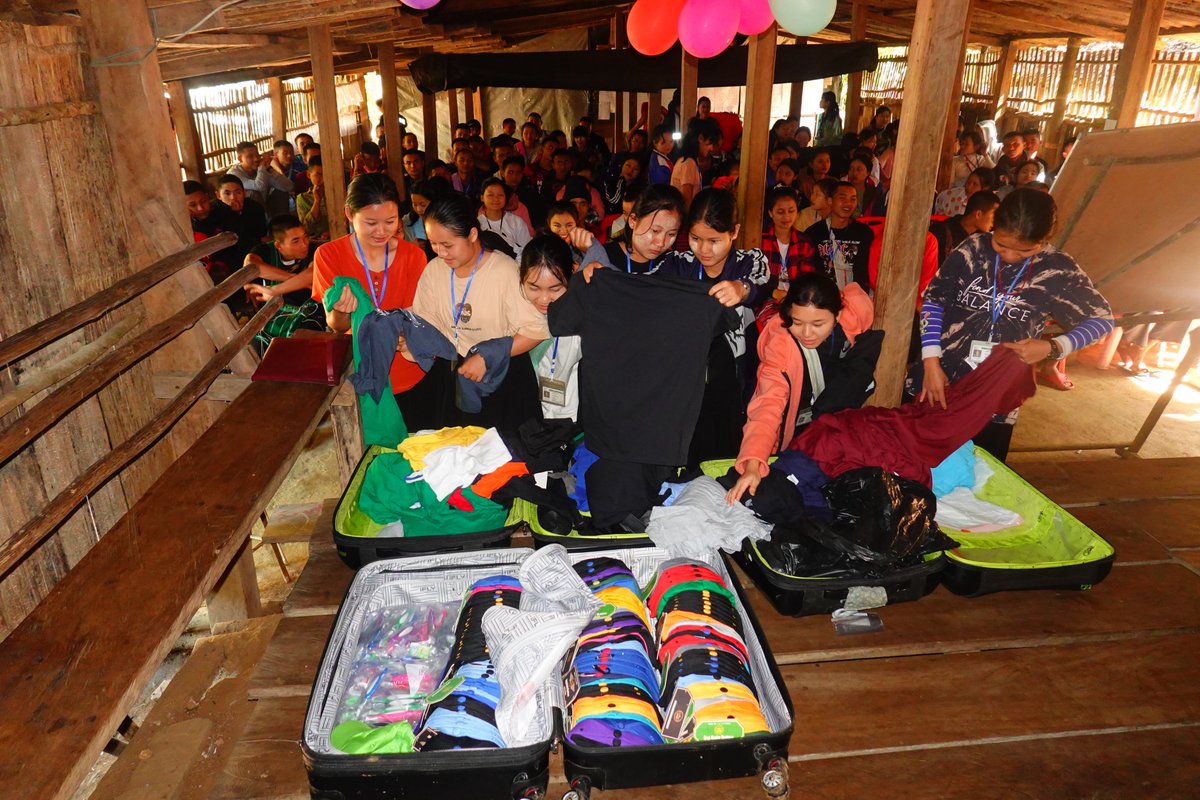 ProjectKARE_org's tweet photo. Huge thank you to U Name It in Broomfield Colorado for their massive donation of hundreds of brand new printed hats and shirts! 

#karenpeople #KawThooLei #educationforall #projectkare #Burma #KarenState #mutrawjrcollege #Myanmar #NewGenerationSchool #NGS https://t.co/RhWZ8nXRgD