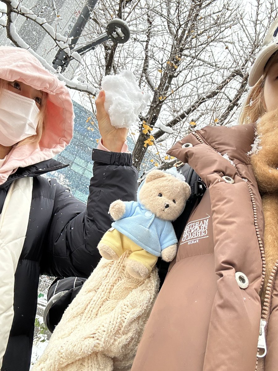 WE_NMIXX's tweet photo. 사랑하는 배이언니! 사진들을 보니까 언니와 함께했던 시간들은 언제나 행복했어요ㅎ 앞으로도 행복한 추억 많이 만들어가요!

#NMIXX #엔믹스
#지우 #JIWOO 
#엔써의_행복덩이_솔탄절 
#BAEsicallythebestday https://t.co/YSuAWb6Nnf