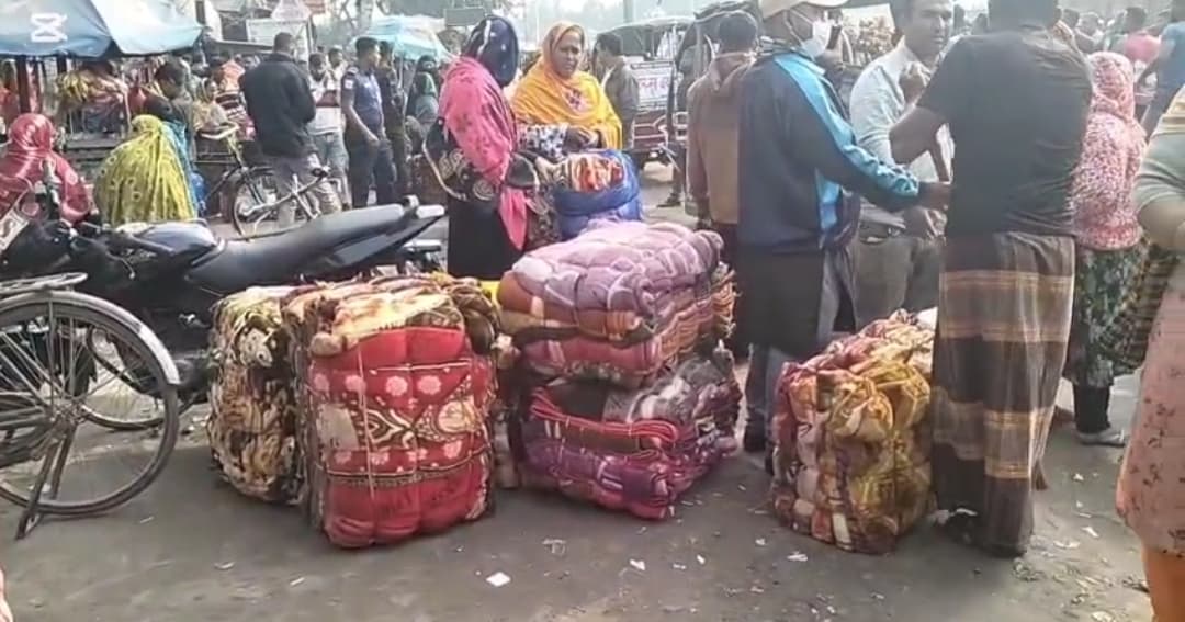 বেনাপোল চেকপোস্টে বসছে ভারতীয় কম্বলের হাট, সাথে আসছে অবৈধ পন্য