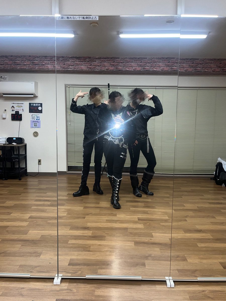 S_karashi_'s tweet photo. 12/31(出番は1/1)のCDEFの練習!
今日は衣装を着てやりました🔫
あと3日!!
#TRIGRACE https://t.co/8WnLlc9LbF