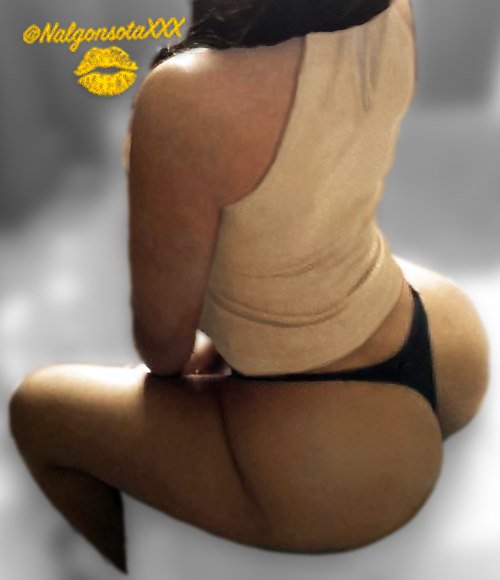 Me encanta como esta tanga marca mis curvas, ¿a ustedes les gusta? Pasenla bien todos mis seguidores.