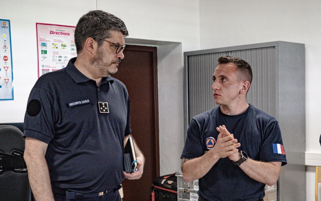 riisc_7's tweet image. [ #Mayotte ] 🇾🇹

Le @DG_SecCivile et le commandant de la Brigade Militaire de la Sécurité Civile (#BMSC), le général Pierre de Villeneuve, nous ont fait l’honneur de leur visite sur le terrain à #Mayotte 🫡

#CycloneChido #Solidarité